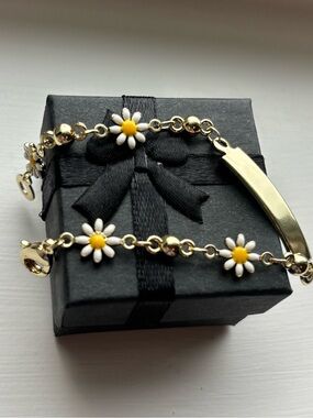 Gold Plated Daisy Nameplate Bracelet Floral Chain ID Petite Bracelet Cute Trendy